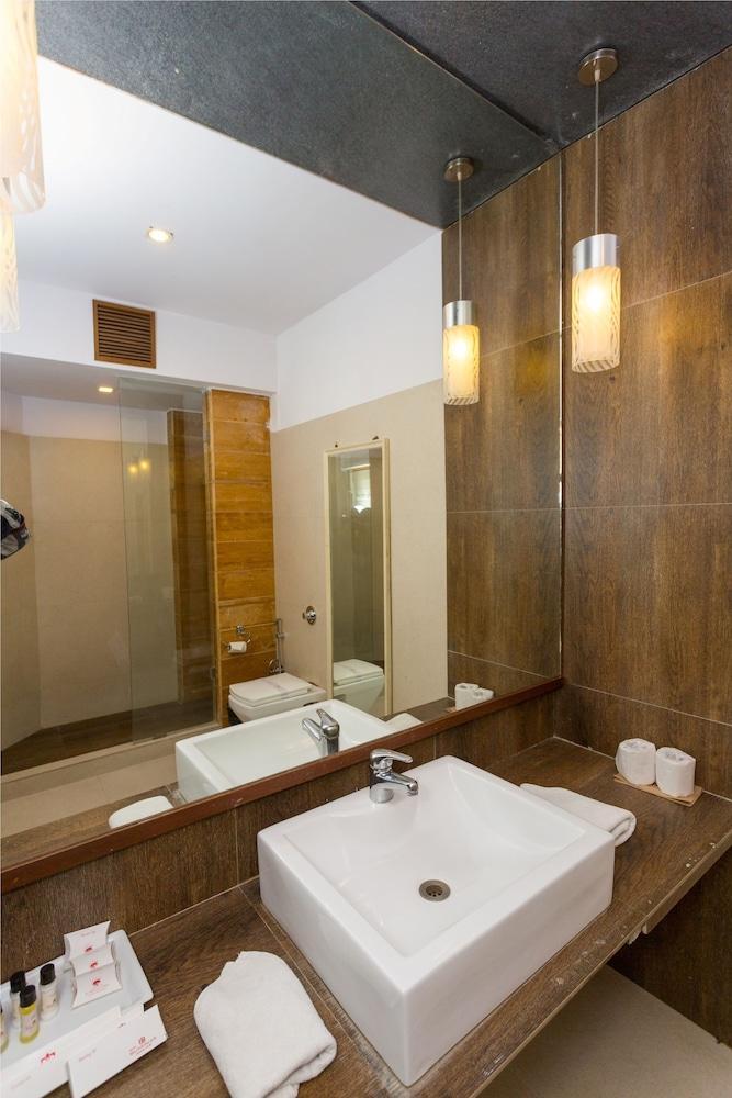 Hilltop Palace 3*