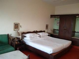 Hilltop Palace होटल 3*